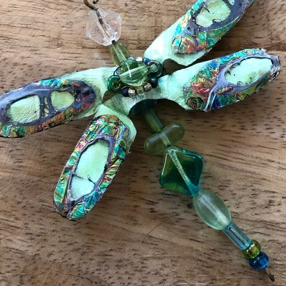 Iridescent dragonfly pendant, artisan-made, in beautiful shades of green - Picture 8 of 8